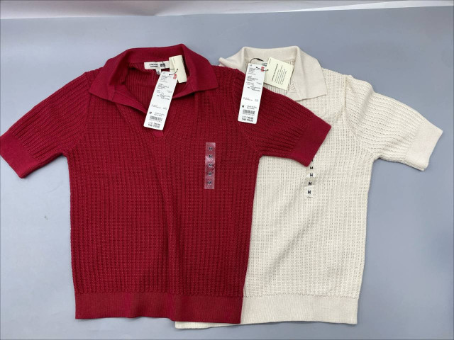 Set of 2 H&M women's short-sleeved ribbed polo shirts featuring a distinctive V-neck collar and a textured knit pattern. Set of 2 H&M women's short-sleeved ribbed polo shirts featuring a distinctive V-neck collar and a textured knit pattern.