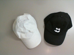 Set of 2 caps, white and black