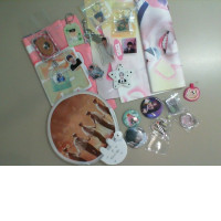 Big Korean group star set, 2 towels, 1 fan, a set of keychains, badges for clothes Big Korean group star set, 2 towels, 1 fan, a set of keychains, badges for clothes