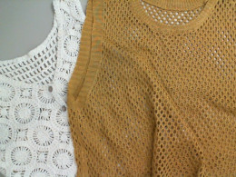 Set of 2 knitted vests
