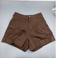 Brown pleated Bermuda shorts, in the style of the brands Love Bonito or P.A.R.O.S.H. Brown pleated Bermuda shorts, in the style of the brands Love Bonito or P.A.R.O.S.H.