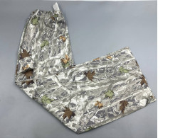 These realistic-looking camouflage pants with branches and leaves can be worn in many different styles.