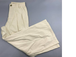Cream-colored, high-waisted wide-leg trousers, Bennett model. Cream-colored, high-waisted wide-leg trousers, Bennett model.