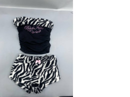 velvet top and shorts set with a Y2K-style zebra print, embellished with faux diamonds, from the brand ROMWE. velvet top and shorts set with a Y2K-style zebra print, embellished with faux diamonds, from the brand ROMWE.