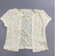 Short-sleeved blouse with front tie closure and openwork lace fabric. SHEIN LUNE collection.