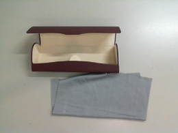 Empty glasses case + cloth napkin
