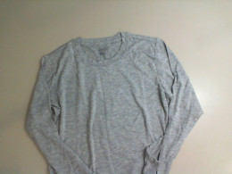 Gray thin sweater with long sleeves