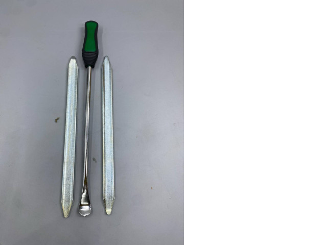 Set of 3 A tire lever kit is used for removing and installing motorcycle and bicycle tires. Set of 3 A tire lever kit is used for removing and installing motorcycle and bicycle tires.