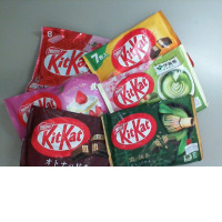 A set of 6 packages of different Kit Kat flavors. A set of 6 packages of different Kit Kat flavors.