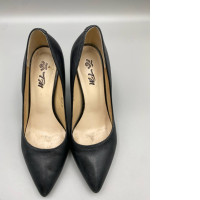 black leather pumps appear to be a style similar to the Sam Edelman Hazel Pointed Toe Pump. 
