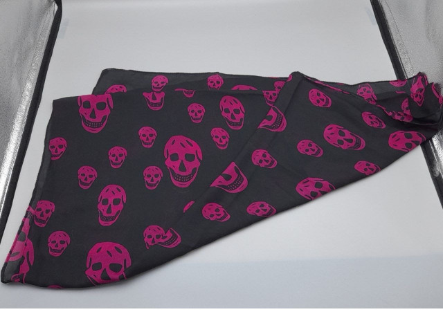 fuchsia pink scarf is a classic design from Alexander McQueen, featuring their signature skull print motif. fuchsia pink scarf is a classic design from Alexander McQueen, featuring their signature skull print motif.