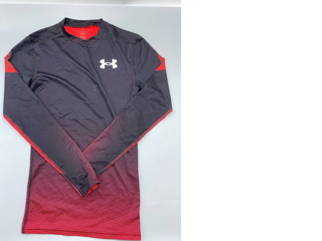 Under Armour men's long-sleeved shirt. Under Armour men's long-sleeved shirt.