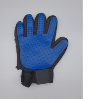 Pet grooming gloves