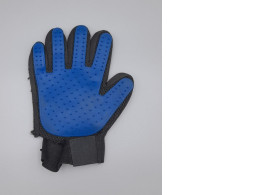 Pet grooming gloves