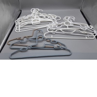 Set of 20 plastic clothes hangers Set of 20 plastic clothes hangers