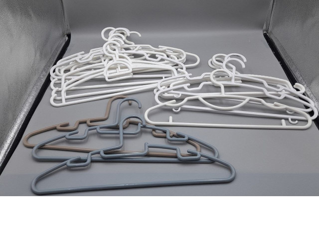 Set of 20 plastic clothes hangers Set of 20 plastic clothes hangers